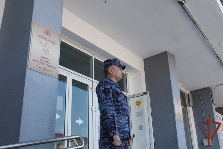 Росгвардия приняла участие в обеспечении безопасности «Последних школьных звонков» на Урале