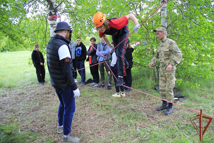 Росгвардейцы провели для столичных школьников военно-патриотическую игру «Зарница»