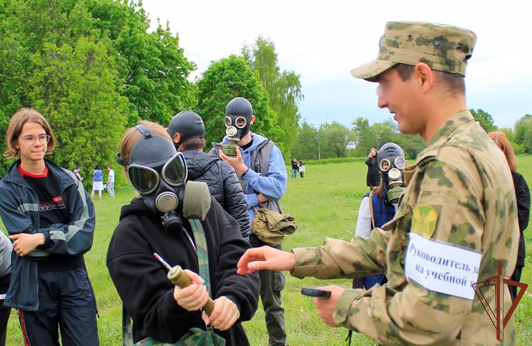 Росгвардейцы провели для столичных школьников военно-патриотическую игру «Зарница»