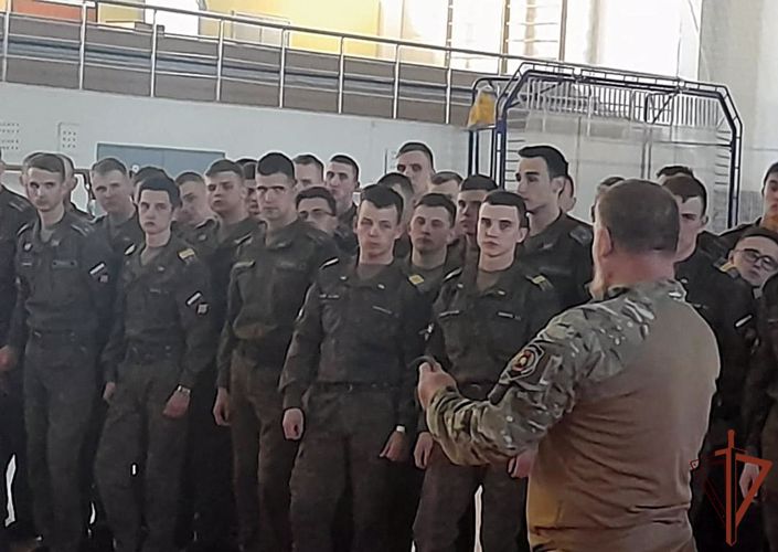 Ветераны СОБР Росгвардии для будущих офицеров провели занятия по тактической медицине в Челябинске
