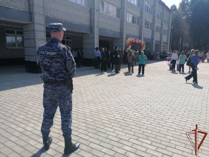 Росгвардия приняла участие в обеспечении безопасности «Последних школьных звонков» на Урале