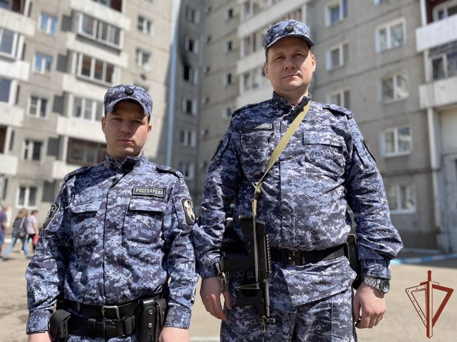 Пострадавшие при пожаре в многоквартирном доме в Иркутске поблагодарили сотрудников Росгвардии за своевременную эвакуацию жильцов