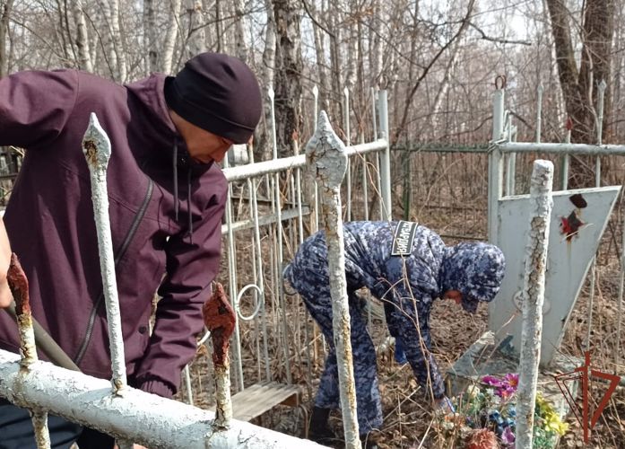 Росгвардейцы облагородили места захоронений участников Великой Отечественной войны в Иркутске