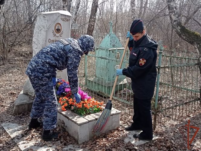 Росгвардейцы облагородили места захоронений участников Великой Отечественной войны в Иркутске