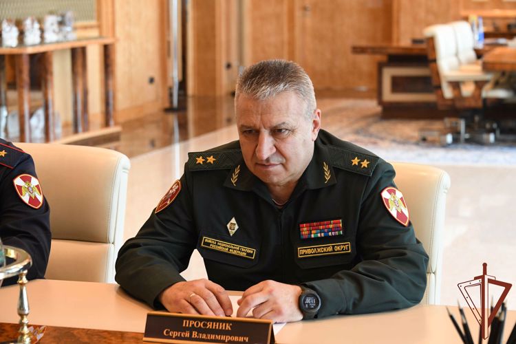 Врид командующего Приволжским округом Росгвардии генерал-лейтенант Сергей Просяник встретился с раисом Татарстана Рустамом Миннихановым