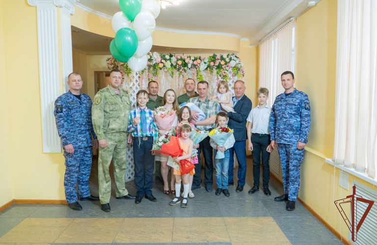 Военнослужащего Управления Росгвардии по Пензенской области, у которого родился 7 ребенок, поздравил глава региона и коллеги по службе