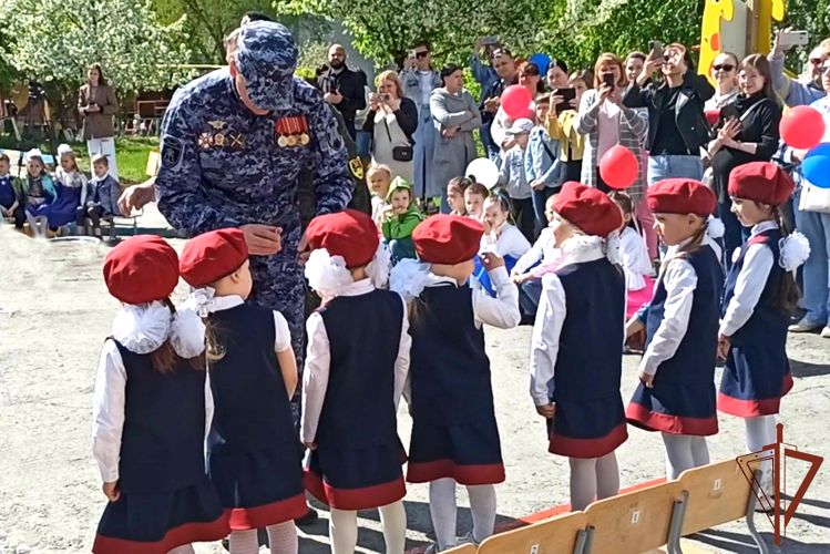 В Уральском округе Росгвардии продолжаются военно-патриотические мероприятия для школьников 