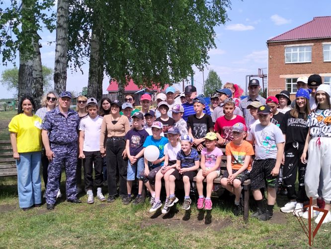 Росгвардейцы поздравили юных сибиряков с Днем защиты детей
