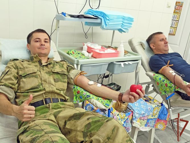 В рамках Всемирного дня донора росгвардейцы сдали кровь для нужд лечебных учреждений Сибири
