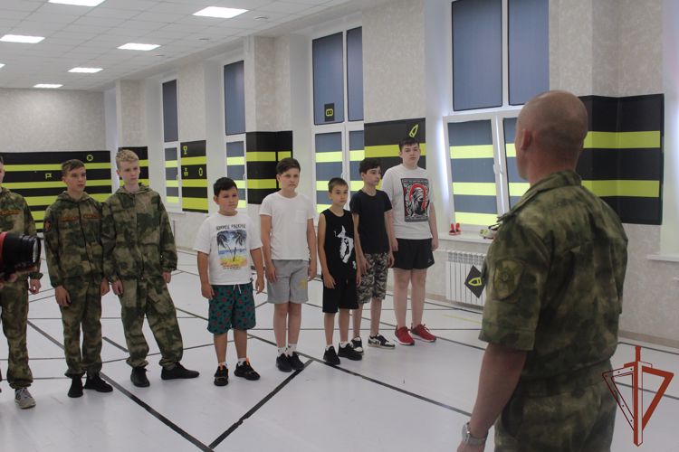В рамках акции «Каникулы с Росгвардией» воспитанники «Гвардейской смены» посетили клуб виртуальной реальности (видео)