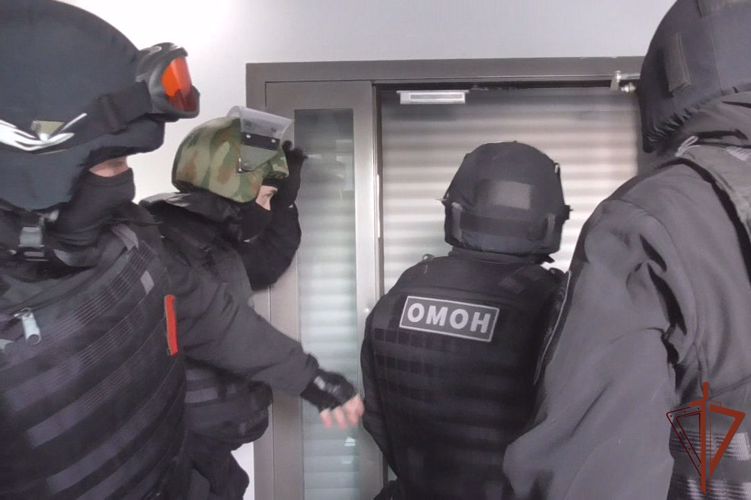 Подозреваемых в коммерческом подкупе на миллионы рублей задержал ОМОН Росгвардии в Москве 