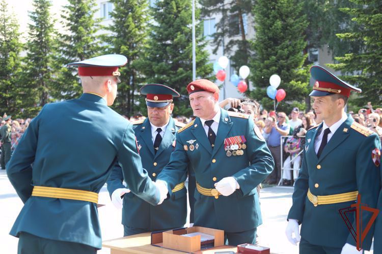 Военные учебные заведения Росгвардии провели выпуски офицеров