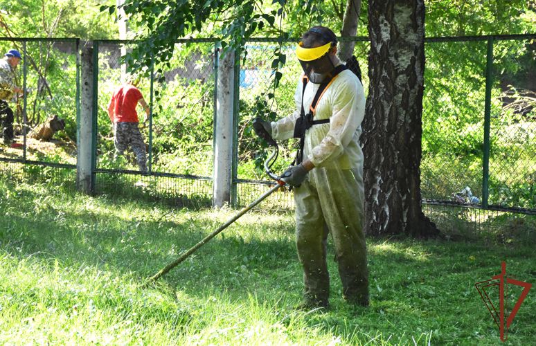Экологический субботник провели росгвардейцы в детском социальном учреждении Майкопа