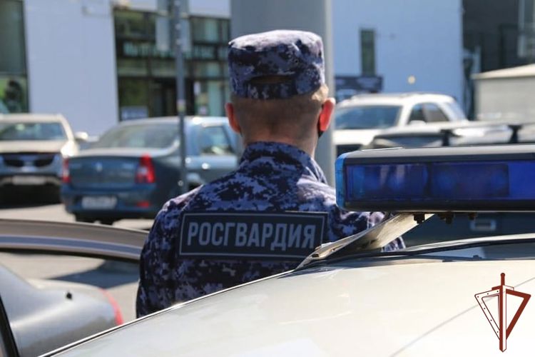 Росгвардейцы эвакуировали пятнадцать человек из загоревшегося дома на северо-западе Москвы 