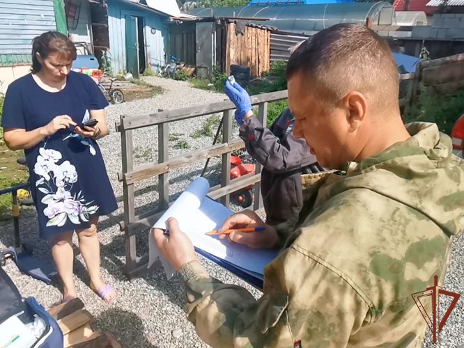 Специалисты Росгвардии в Иркутской области участвуют в вакцинации домашних животных от бешенства