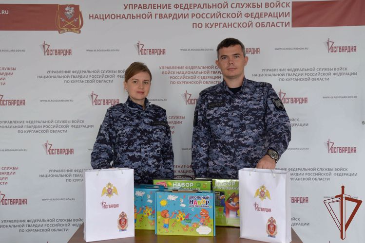 Росгвардейцы помогли зауральским семьям собрать детей в школу