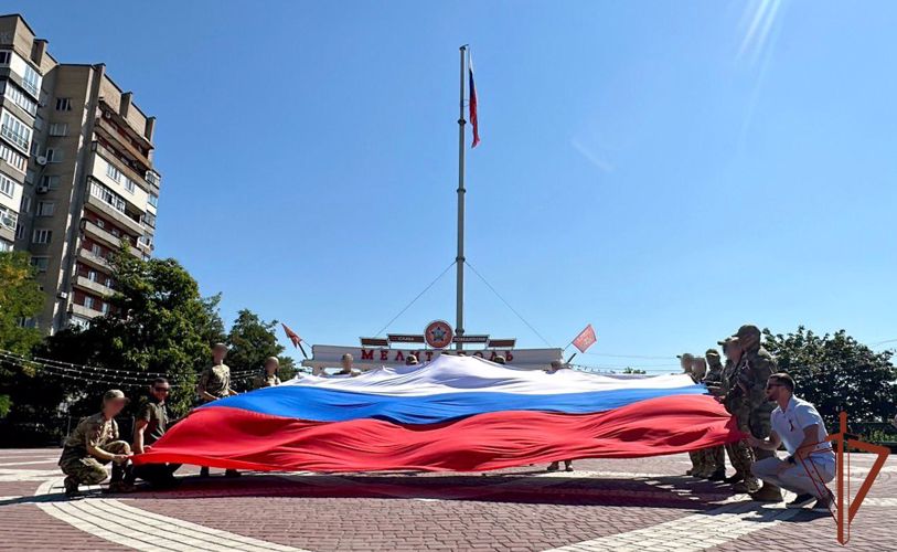Росгвардейцы развернули 10-метровый флаг России в ЛНР и Запорожской области  (ВИДЕО) 