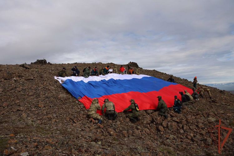 Росгвардейцы на Чукотке развернули российский триколор на вершине горы Дионисия