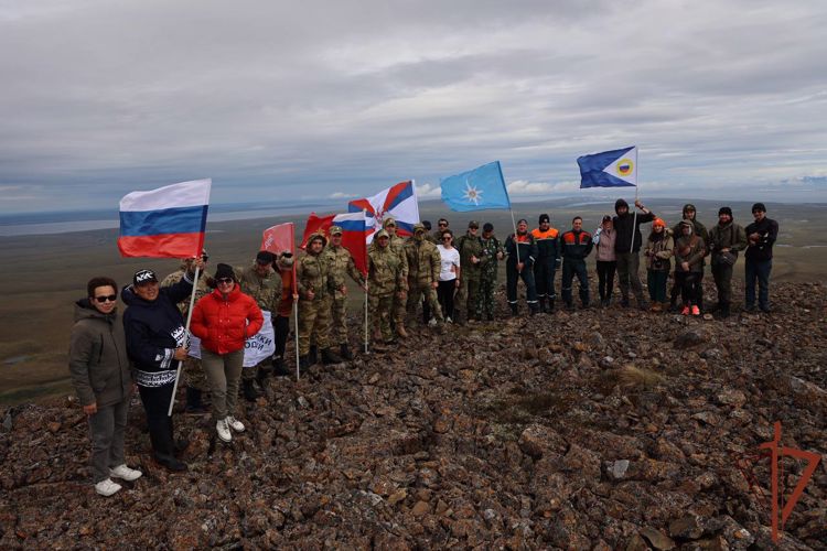 Росгвардейцы на Чукотке развернули российский триколор на вершине горы Дионисия