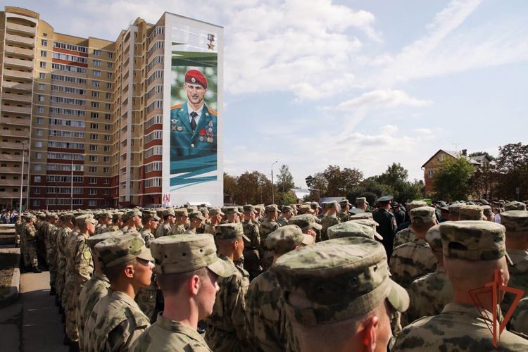 В честь Героя России, погибшего в ходе СВО, открыли мемориальную доску в Подмосковье 