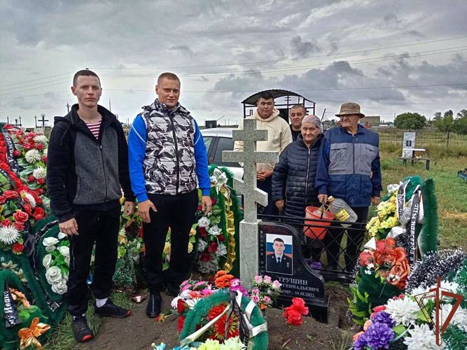 Росгвардейцы оказали помощь в установке памятника коллеге, погибшему при исполнении служебного долга