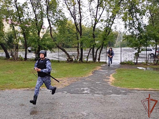 Росгвардия показала курганским тележурналистам действия сотрудников вневедомственной охраны по тревоге (видео)
