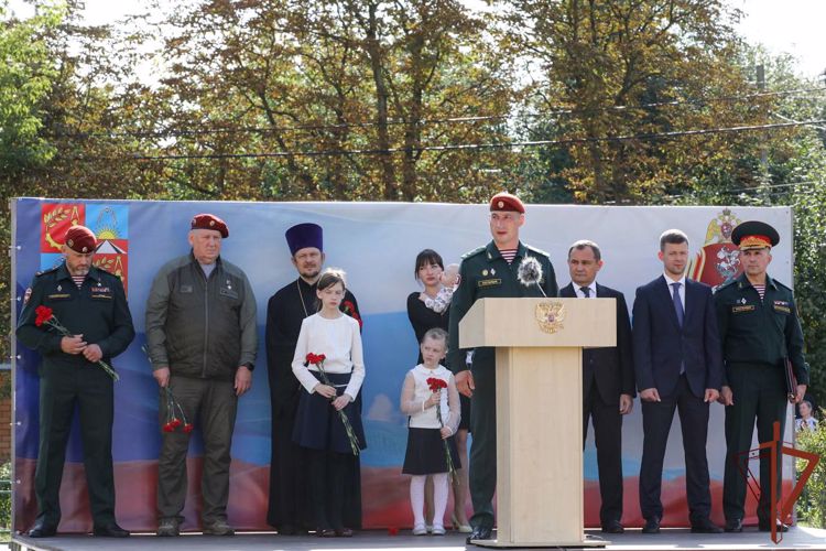 В честь Героя России, погибшего в ходе СВО, открыли мемориальную доску в Подмосковье 