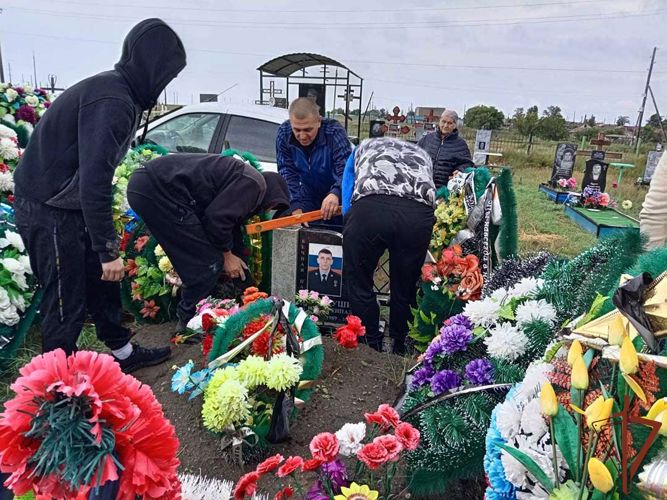 Росгвардейцы оказали помощь в установке памятника коллеге, погибшему при исполнении служебного долга