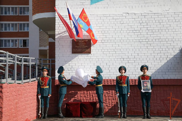 В честь Героя России, погибшего в ходе СВО, открыли мемориальную доску в Подмосковье 
