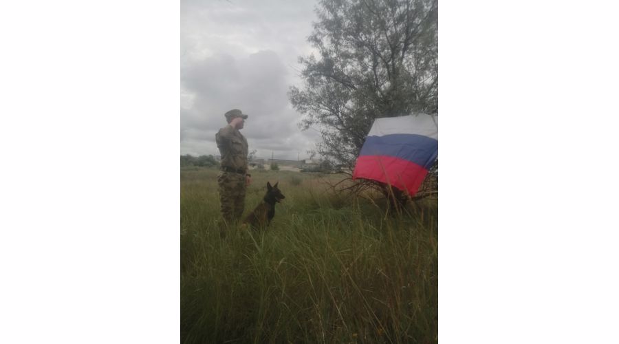 Росгвардейцы вместе с семьями поддержали масштабный проект ко Дню государственного флага