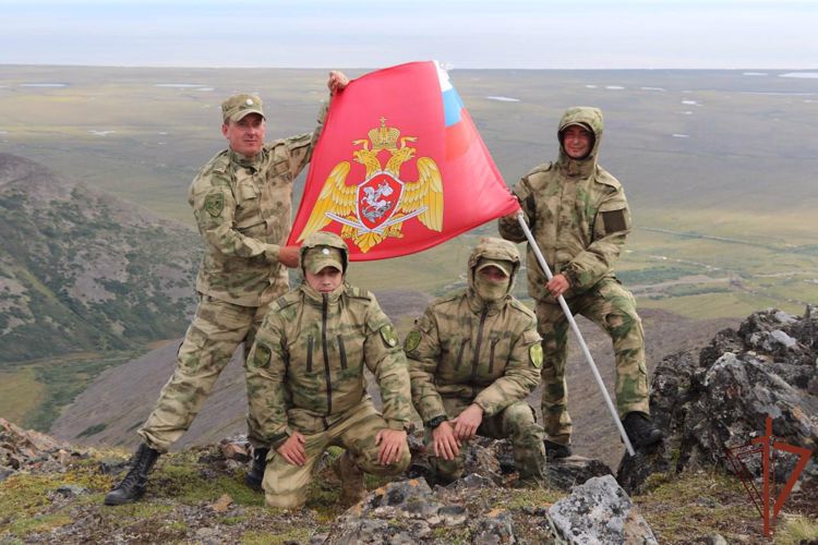 Росгвардейцы на Чукотке развернули российский триколор на вершине горы Дионисия