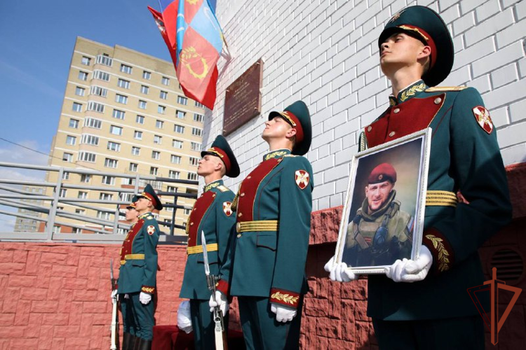 В честь Героя России, погибшего в ходе СВО, открыли мемориальную доску в Подмосковье 