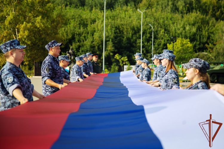 Росгвардейцы в Нижним Новгороде отметили День Государственного флага России