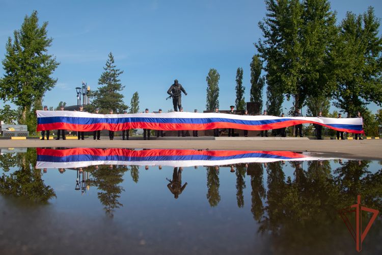 Росгвардейцы в Нижним Новгороде отметили День Государственного флага России