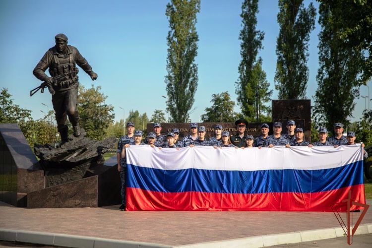 Росгвардейцы в Нижним Новгороде отметили День Государственного флага России