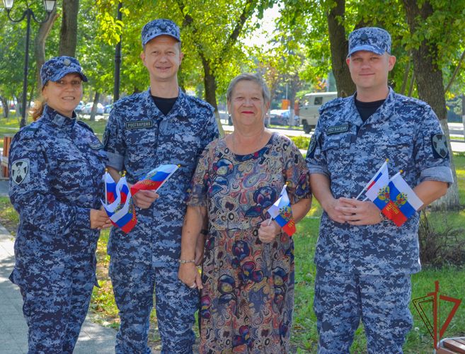 Росгвардейцы вручили жителям Пензы российские флаги