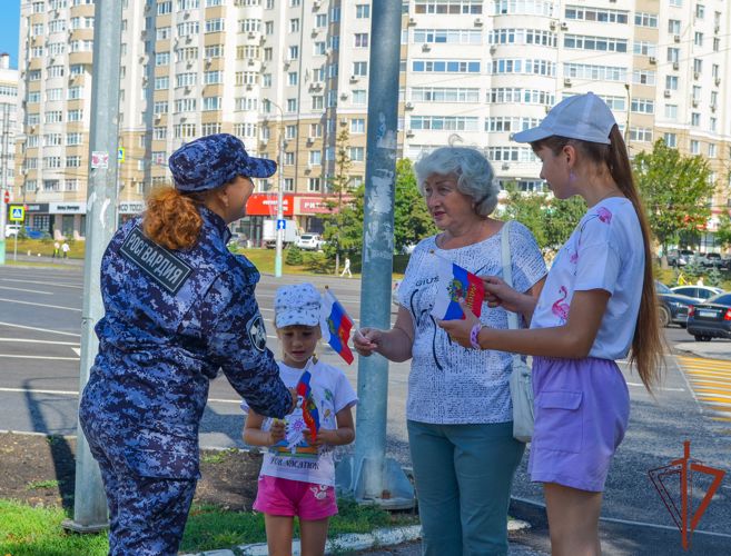 Росгвардейцы вручили жителям Пензы российские флаги