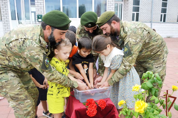 ВОЕННОСЛУЖАЩИЕ РОСГВАРДИИ ПОДДЕРЖАЛИ АКЦИЮ «КАПЛЯ ЖИЗНИ» В ЧЕЧЕНСКОЙ РЕСПУБЛИКЕ
