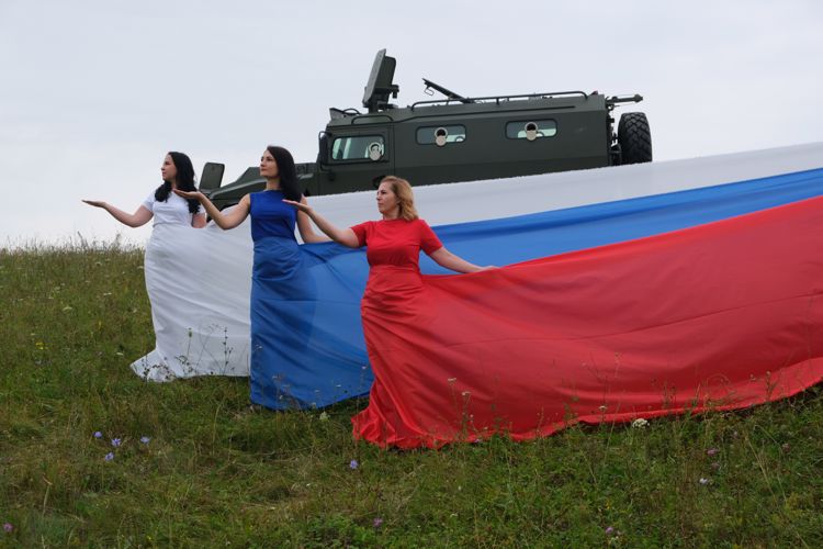 Росгвардейцы вместе с семьями поддержали масштабный проект ко Дню государственного флага