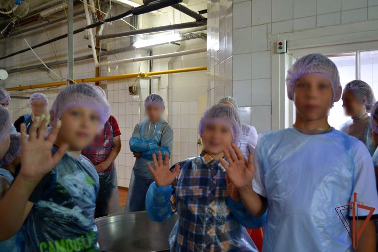 В Новгороде проведена экскурсия для детей росгвардейцев-участников спецоперации