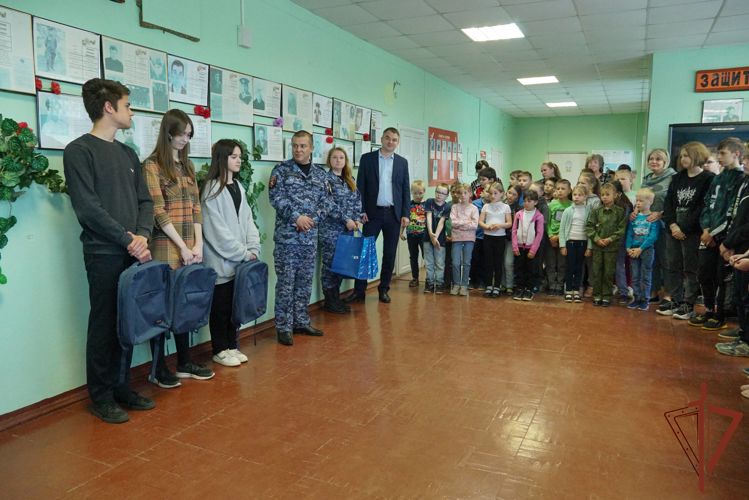 Росгвардейцы Северо-Западного округа приняли участие в акции «Собери ребёнка в школу» 
