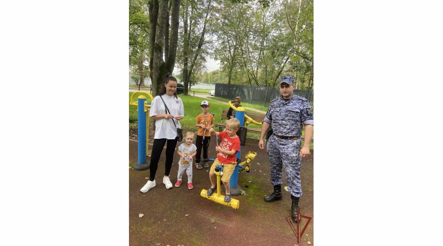Сотрудники центра специального назначения вневедомственной охраны присоединились к патриотической акции «С флагом на сердце»