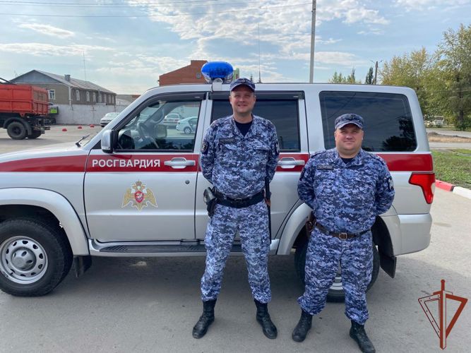 Сотрудники Росгвардии помогли вернуться домой пожилой женщине в Омской области