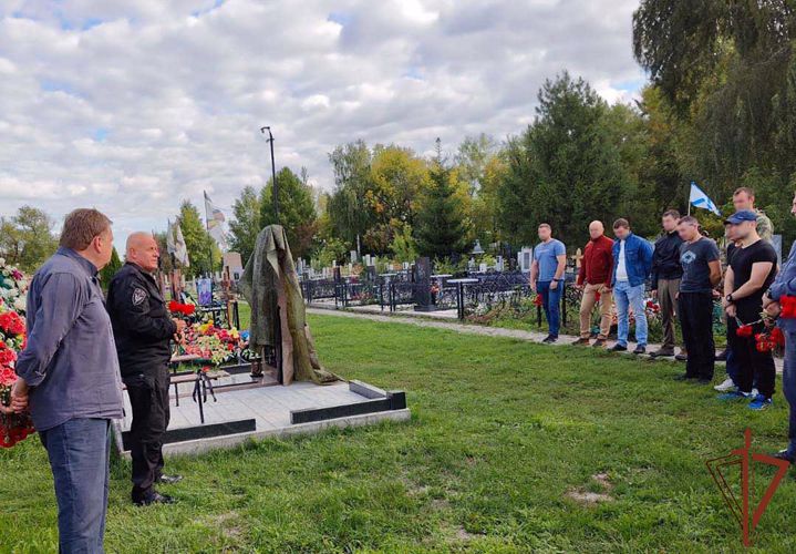 Памятник павшему росгвардейцу открыли  на Южном Урале 
