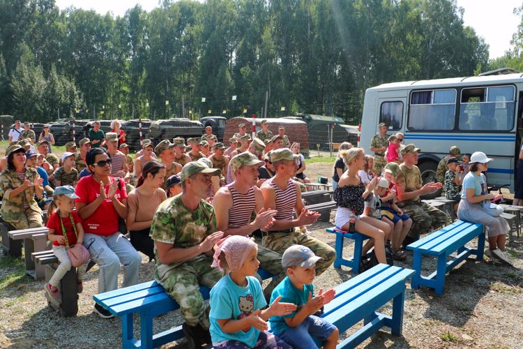 Для бойцов СВО - участников ежегодного полевого сбора выступили творческие коллективы озерского соединения Росгвардии