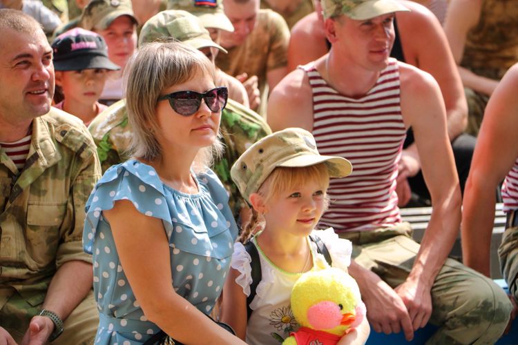 Для бойцов СВО - участников ежегодного полевого сбора выступили творческие коллективы озерского соединения Росгвардии