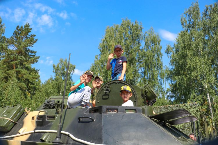 Для бойцов СВО - участников ежегодного полевого сбора выступили творческие коллективы озерского соединения Росгвардии