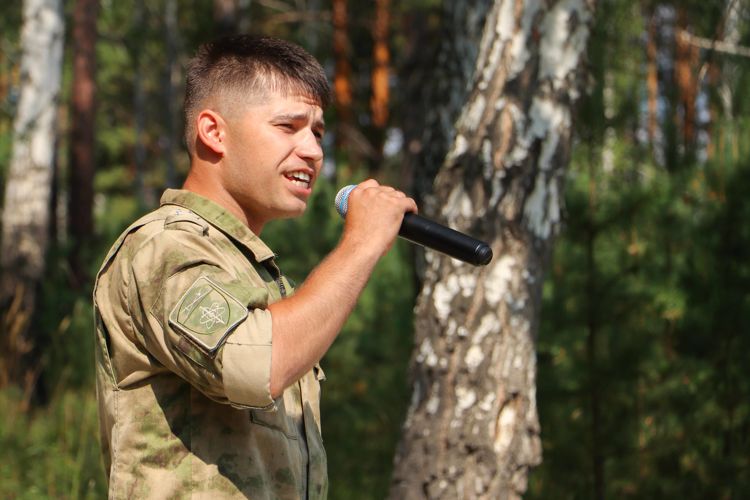 Для бойцов СВО - участников ежегодного полевого сбора выступили творческие коллективы озерского соединения Росгвардии