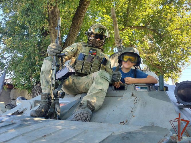Ко Дню государственного флага росгвардейцы провели урок мужества для детей в ЛНР