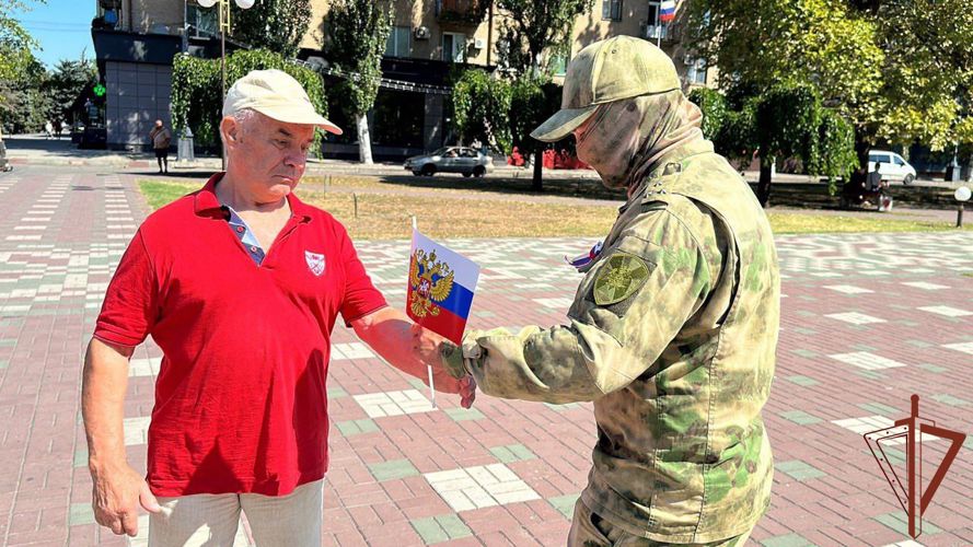 Росгвардейцы развернули 10-метровый флаг России в ЛНР и Запорожской области  (ВИДЕО) 